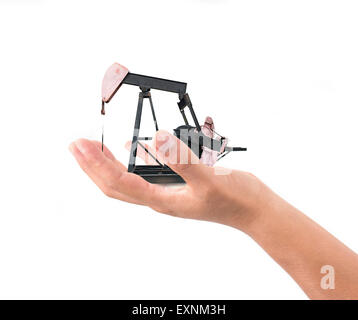 Tenere in mano pumpjack isolati su sfondo bianco Foto Stock