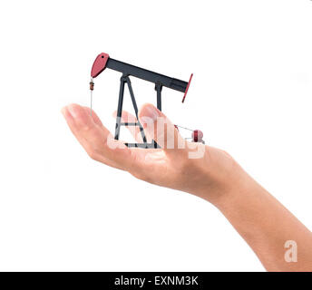 Tenere in mano pumpjack isolati su sfondo bianco Foto Stock