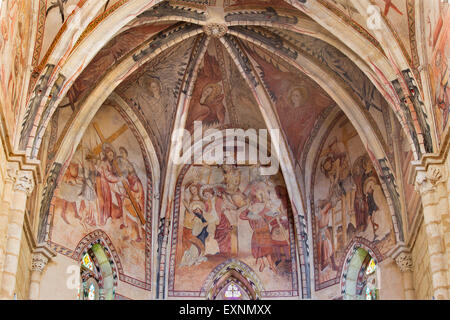 CORDOBA, Spagna - 27 Maggio 2015: gli affreschi medioevali di afflizioni di Cristo nell'abside centrale della chiesa Iglesia de San Lorenzo Foto Stock