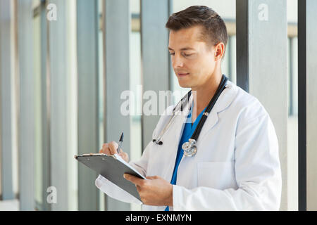 Smart medico internista medico iscritto negli appunti di office Foto Stock