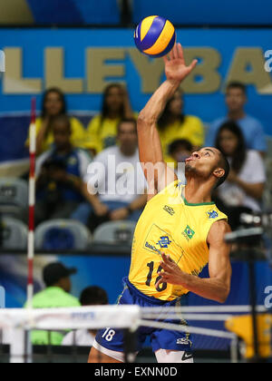 Rio De Janeiro, Brasile. Il 15 luglio 2015. Il brasiliano di Lucarelli Santos de Souza Ricardo punte durante una partita tra il Brasile e la Francia di pallavolo FIVB World League 2015 finali all'Maracanazinho palestra a Rio de Janeiro, Brasile, 15 luglio, 2015. Il Brasile ha perso la partita da 1 a 3 per la Francia. © Xu Zijian/Xinhua/Alamy Live News Foto Stock