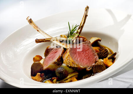 Immagine di costolette di agnello su un letto di verdure Foto Stock