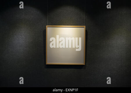 Display vuoto cornice evidenziata in uno showroom Foto Stock
