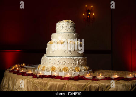 Immagine di un splendidamente decorate la torta di nozze Foto Stock