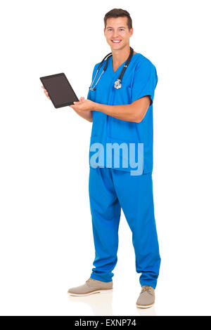 Maschio moderno medico mostrando tablet sullo schermo del computer Foto Stock