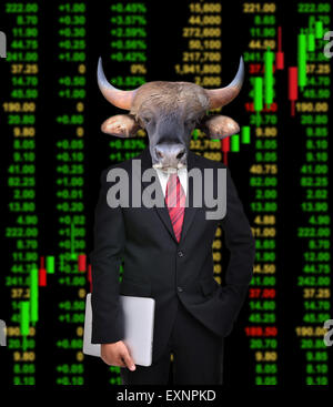 Uomo d affari con testa di toro in tock Concetto di investimento Foto Stock