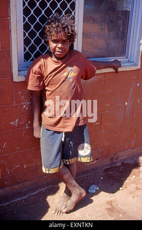 Giovane ragazzo aborigeno, Yuelamu (Monte Allan) nel territorio del Nord, Australia. Foto Stock