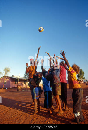 Giovani bambini aborigeni giocando a calcio, Yuelamu (Mount Allan) nel Territorio del Nord, l'Australia. Foto Stock