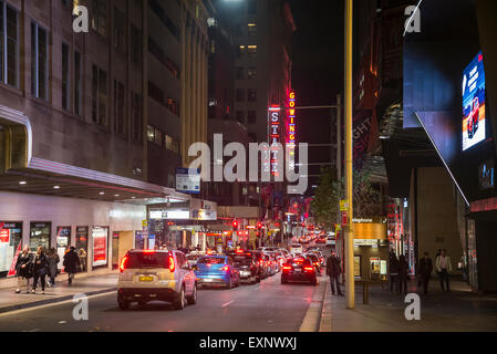 Il traffico nella strada del mercato e il Teatro di Stato, Sydney, Australia Foto Stock