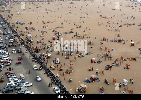 Fine settimana folle e ca completo parco sulla spiaggia di Marina di Chennai Foto Stock