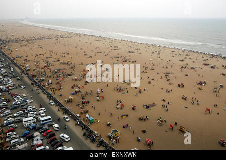 Fine settimana folle e ca completo parco sulla spiaggia di Marina di Chennai Foto Stock