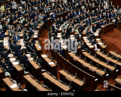 Tokyo, Giappone. 16 Luglio, 2015. Opposizione giapponese i legislatori di lasciare la casa di inferiore a opporsi alla sicurezza fatture in Tokyo, Giappone, il 16 luglio 2015. Giappone della coalizione di governo guidato dal Primo Ministro Shinzo Abe giovedì speronato attraverso una serie di controverse fatture di sicurezza in tutta la potente Casa inferiore della nazione della dieta in mezzo a una forte opposizione pubblica, segnando il più significativo il ribaltamento della nazione di 'puramente difensiva" di difesa. Credito: Ma Ping/Xinhua/Alamy Live News Foto Stock