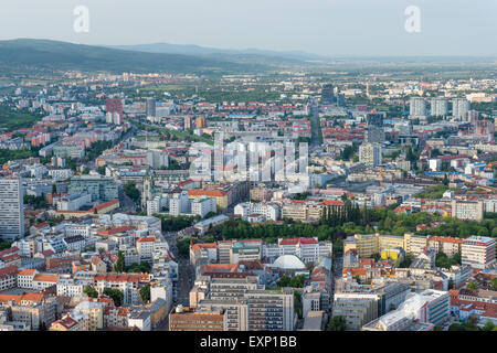 BRATISLAVA, Slovacchia - 8 Maggio 2015: Veduta aerea della Città Nuova - parte della città di Bratislava al crepuscolo, Slovacchia Foto Stock