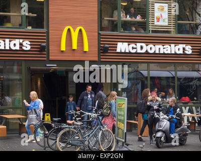 Mc Donalds un ristorante fast food Breda City Centre nei Paesi Bassi con molte persone Foto Stock