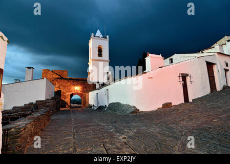 Portogallo Alentejo: Scenic serata con il bianco delle case nel borgo medievale di Monsaraz Foto Stock