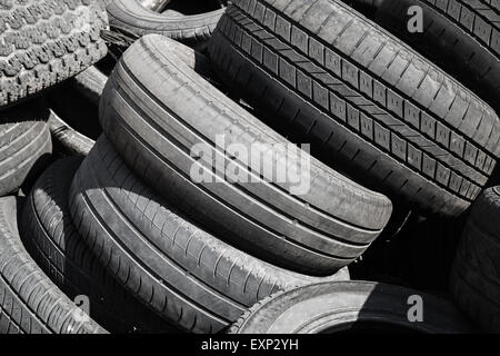 Cumulo di vecchi utilizzati usurati degli pneumatici degli autoveicoli Foto Stock