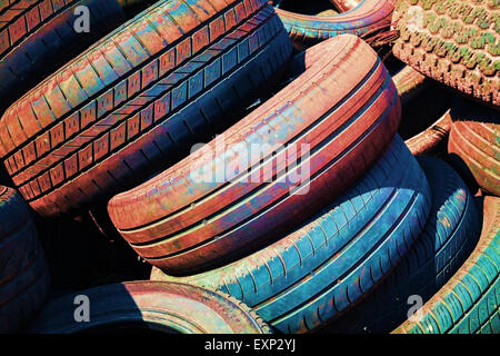 Cumulo di vecchi colorato usurati degli pneumatici degli autoveicoli Foto Stock