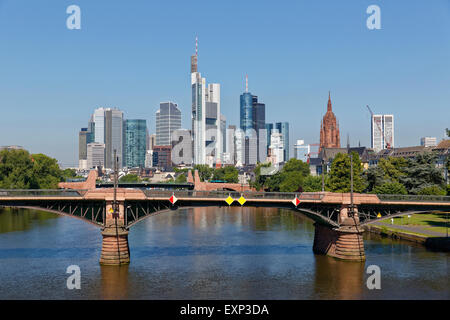 Skyline con cattedrale, Ignatz Bubis ponte attraverso il fiume Main, Frankfurt am Main, Hesse, Germania Foto Stock