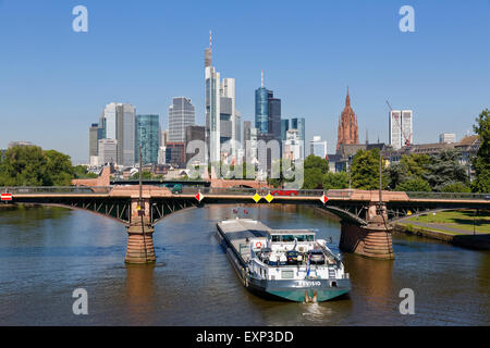 Skyline con cattedrale, freighter sotto Ignatz Bubis Bridge, Frankfurt am Main, Hesse, Germania Foto Stock