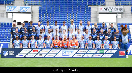 Calcio tedesco Bundesliga 2015/16 - Photocall 1899 Hoffenheim il 14 luglio 2015 a Sinsheim, Germania: (fila anteriore L-R) Jiloan Hamad, Jin-Su Kim, Sebastian Rudy, Kai Herdling, Grischa Proemel, Alexander Stolz, Oliver Baumann, Jens Grahl, Joshua Mees, Jonathan Schmid, Pirmin Schwegler, Philipp Ochs und Tarik Elyounoussi; (fila centrale L-R) headcoach Markus Gisdol, assistant coach Frank Froehling e Frank Kaspari, Jeremy Toljan, Mark Ulu, Benedikt Gimber, Steven Zuber, Nicolai Rapp, Eugen Polanski, Pavel Kaderabek, portiere coach Michael Rechner, allenatore di atletica Otmar Roesch e Christian Weil e c Foto Stock