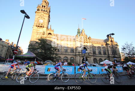 I ciclisti che partecipano a Sheffield Grand Prix passano la città del Municipio, il centro della città di Sheffield, Yorkshire England Regno Unito Foto Stock