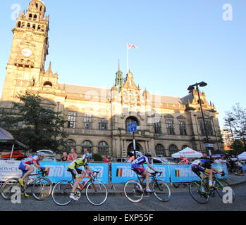 I ciclisti che partecipano a Sheffield Grand Prix passano la città del Municipio, il centro della città di Sheffield, Yorkshire England Regno Unito Foto Stock