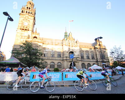 I ciclisti che partecipano a Sheffield Grand Prix passano la città del Municipio, il centro della città di Sheffield, Yorkhshire England Regno Unito Foto Stock