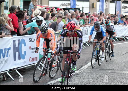 I ciclisti che partecipano a Sheffield Grand Prix corsa attraverso il centro della città - estate 2014 Foto Stock