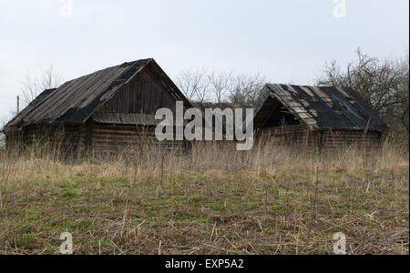 La vecchia casa sovradimensionate costruito dei tronchi della lonely village Foto Stock