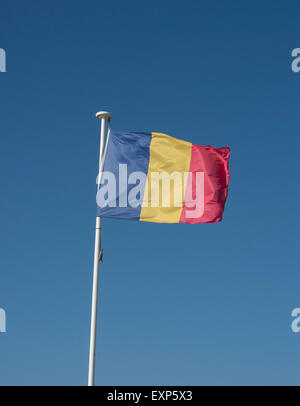 Bandiera rumena che fluttua nel vento Foto Stock