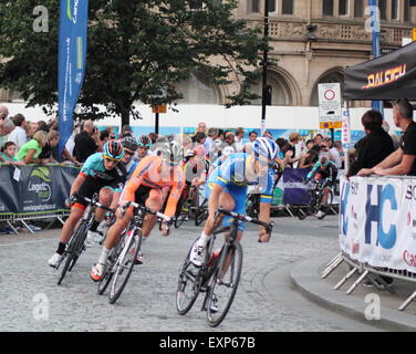 I ciclisti che partecipano a Sheffield Grand Prix corsa attraverso il centro della città - estate 2014 Foto Stock