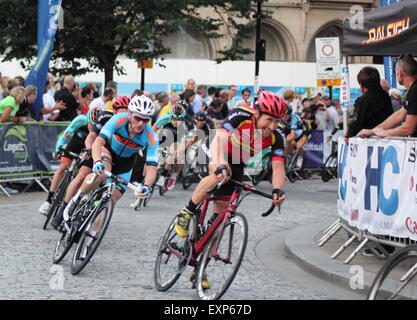 I ciclisti che partecipano a Sheffield Grand Prix corsa attraverso il centro della città - estate 2014 Foto Stock