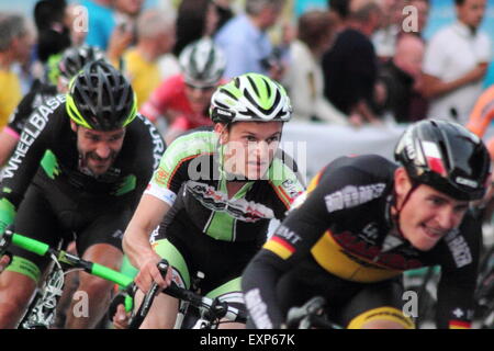 I ciclisti che partecipano a Sheffield Grand Prix corsa attraverso il centro della città - estate 2014 Foto Stock