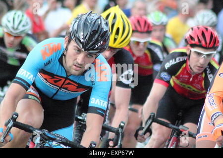 I ciclisti che partecipano a Sheffield Grand Prix corsa attraverso il centro della città - estate 2014 Foto Stock