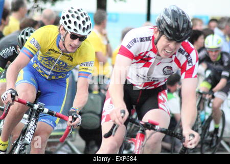 I ciclisti che partecipano a Sheffield Grand Prix corsa attraverso il centro della città - estate 2014 Foto Stock