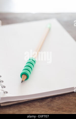 Matita su open blank notebook, stock photo Foto Stock