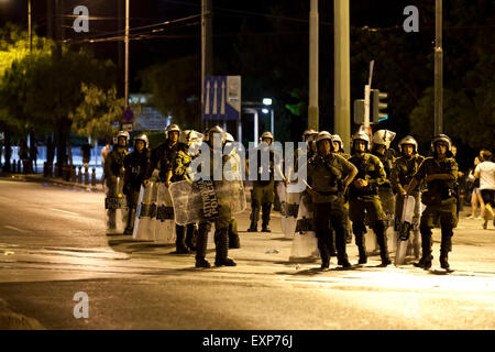 Atene, Grecia. Il 15 luglio 2015. Gli anarchici si scontrano con la polizia al di fuori di Atene mentre la terza bailout trattativa è votata all'interno del parlamento greco. Credito: Martin Garnham/Alamy Live News Foto Stock