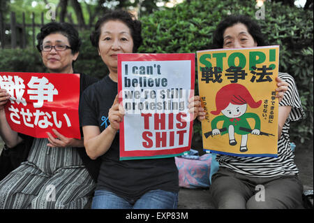 Alcuni manifestanti che protestavano Primo Ministro Giapponese Abe le politiche di sicurezza in Giappone del parlamento a Tokyo il 15 luglio 2015. Secondo gli organizzatori, gli studenti di azione di emergenza per la democrazia liberale (SEALDs), circa 100.000 persone hanno partecipato che la polizia aveva grossi problemi di controllo. Nella prima giornata, un comitato speciale della parte inferiore della casa aveva cancellato un disegno di legge per il voto. Foto Stock