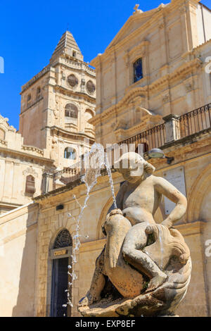 Fontana al di fuori del Monestero Salvatore sulla corsa Vittorio Emanuele, noto villaggio, Sicilia, Italia Foto Stock
