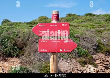 Un segno rosso marcatore post sul Cami de Cavalls bridal path sull isola di Minorca spagna Foto Stock