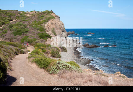 Due escursionisti sul Cami de Cavalls bridal path sull isola di Minorca spagna Foto Stock