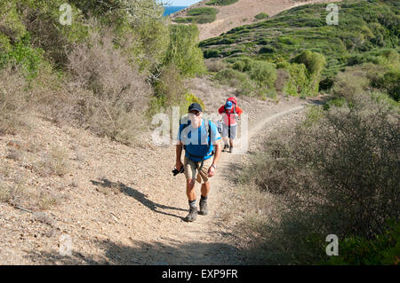 Due escursionisti sul Cami de Cavalls bridal path sull isola di Minorca spagna Foto Stock