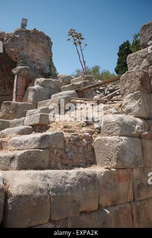 TIndari, a nord della Sicilia orientale : la rupe sito archeologico di miste di rovine greche e romane Foto Stock