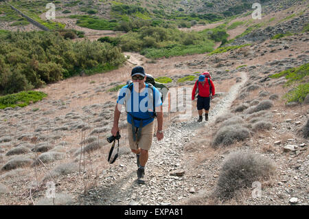 Due escursionisti sul Cami de Cavalls bridal path sull isola di Minorca spagna Foto Stock