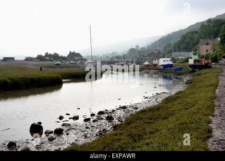 Porlock Weir, Somerset, Regno Unito. Misty settembre giorno e bassa marea nel fiume estuario. Foto Stock