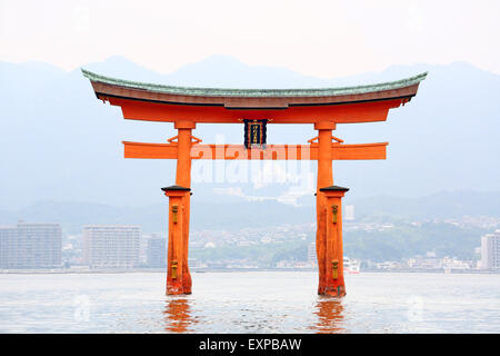 Il grande rosso Torii Gate sul Santuario scintoista di Itsukushima sull'isola di Miyajima, Hiroshima, Giappone Foto Stock