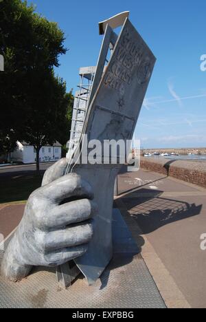 Scultura delle mani che tiene una mappa all'inizio (o alla fine) del percorso costiero sud-ovest a Minehead, Somerset, Regno Unito Foto Stock