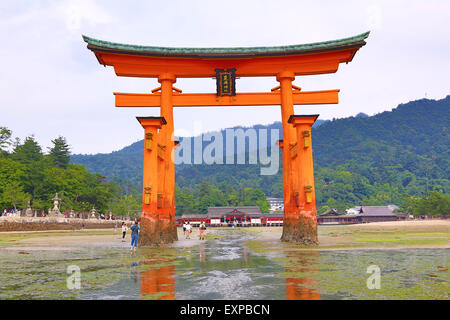 Il grande rosso Torii Gate a bassa marea a Santuario scintoista di Itsukushima sull'isola di Miyajima, Hiroshima, Giappone Foto Stock