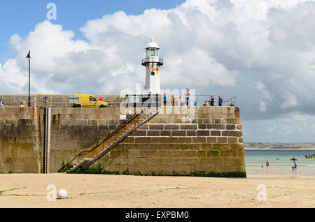 Smeatons Pier, St Ives, Cornwall, Inghilterra, Regno Unito con la bassa marea. Foto Stock
