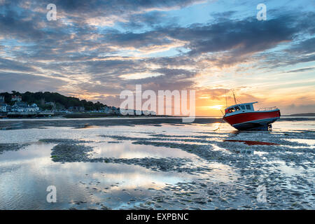 Barca da pesca sulla spiaggia con la bassa marea guardando a Appledore vicino a Bideford in Devon Coast Foto Stock